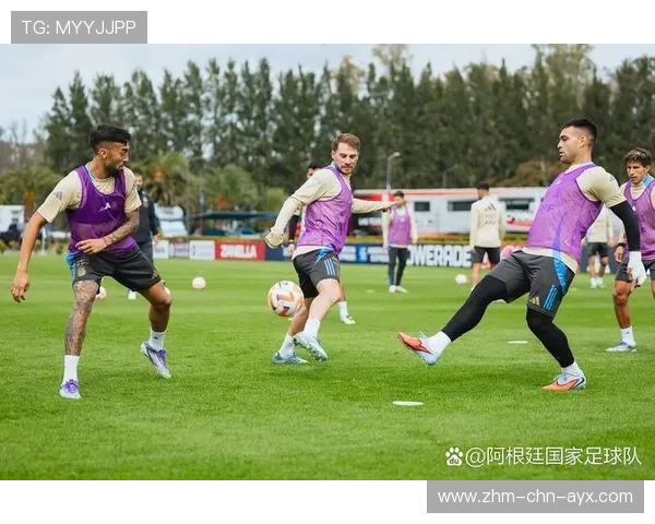 世界杯热身:高强度传球与快速换位训练被列为首要任务 世界杯热身:高强度传球与快速换位训练被列为首要任务